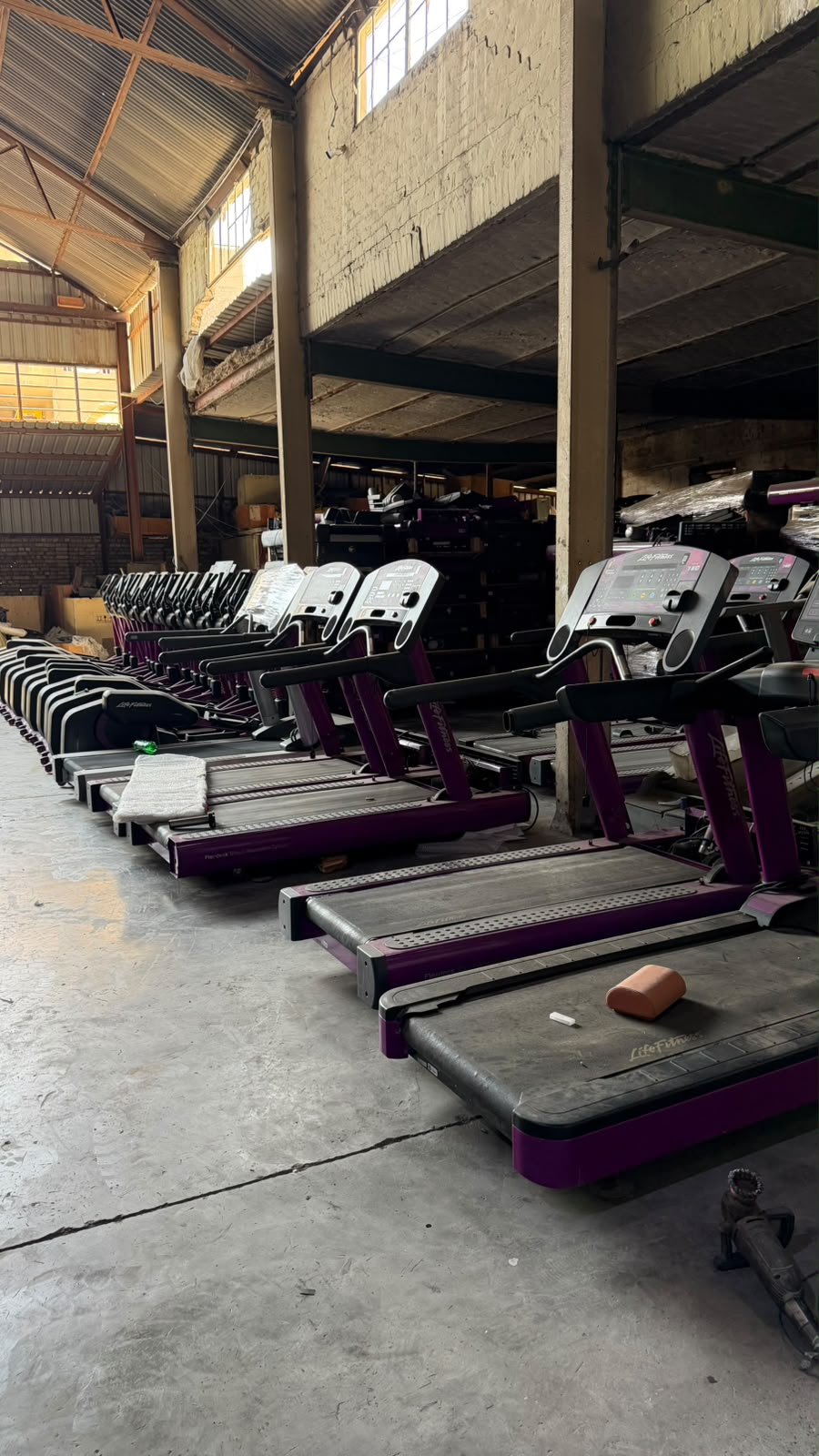 خط أجهزة الجري والمشي Life Fitness